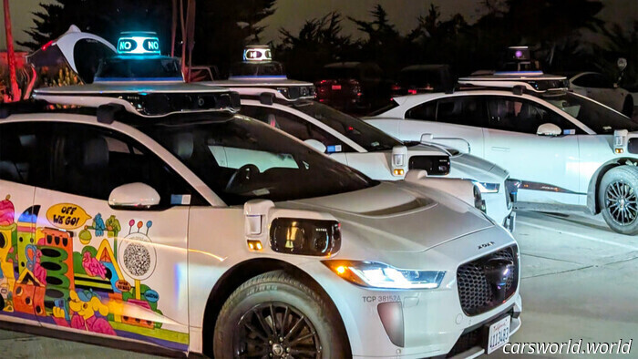 Люди обманули ИИ Waymo, отправив 50 роботакси на тупиковую улицу | Carscoops